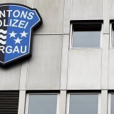 La police argovienne a été alertée vers 08h40 par une tierce personne après que la victime a été agressée au couteau par son mari dans le snack-bar où le couple travaillait. Le meurtrier présumé n'a opposé aucune résistance lors de son arrestation...